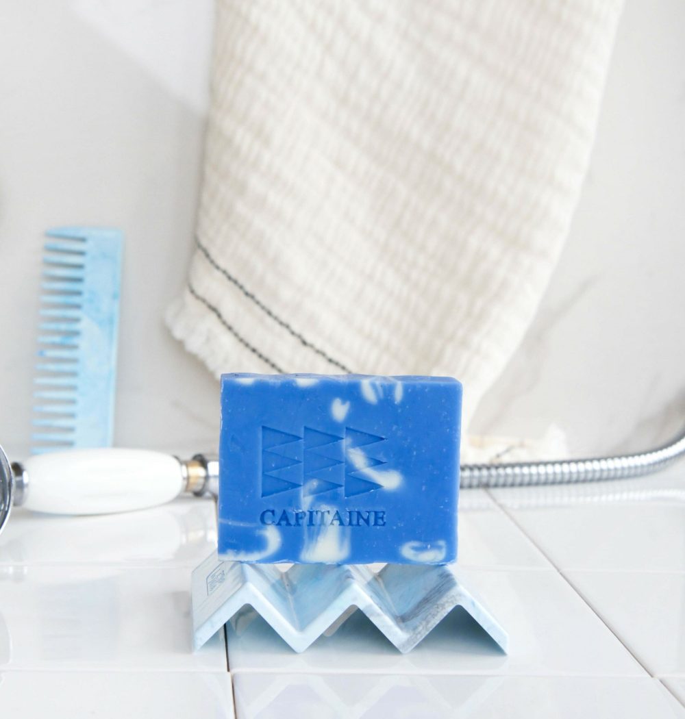 Savon bleu sur porte-savon